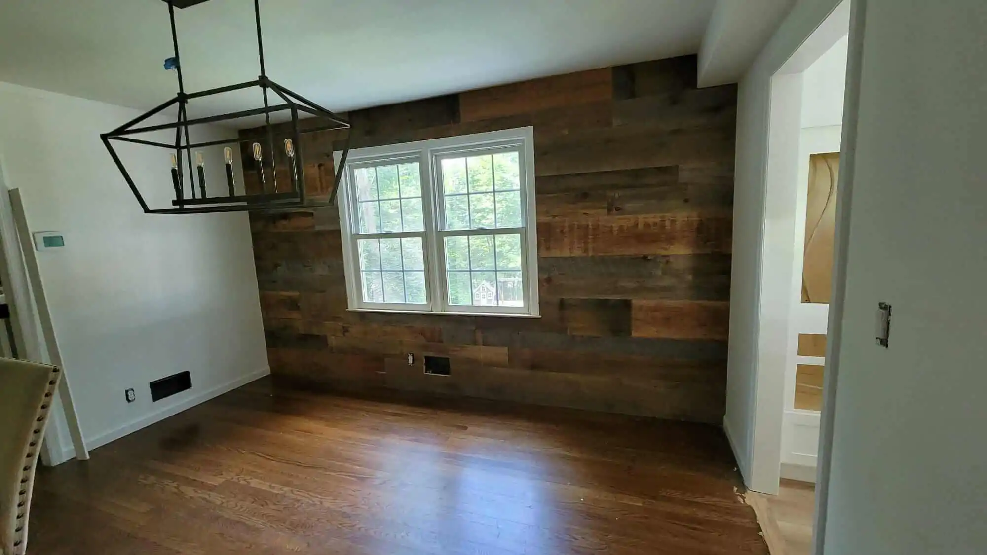 You are currently viewing Why Designers Keep Coming Back to Reclaimed Barn Wood Siding for Accent Walls?